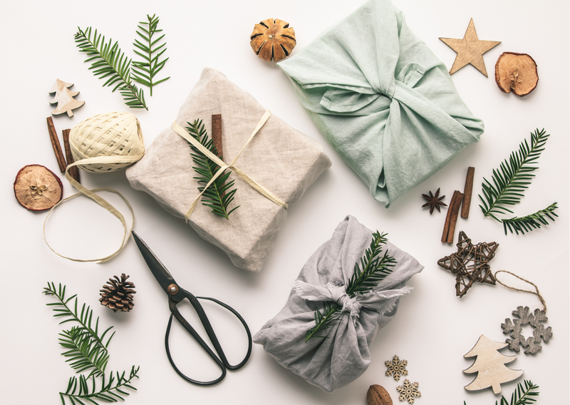 Nachhaltig verpackte Weihnachtsgeschenke mit Stoffen und natürlichen Elementen