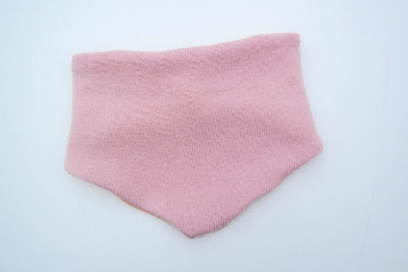 Dreieckstuch Schal für Kinder mitwachsend und wendbar aus Upcycling Wolle in Pfirsich und Rosa