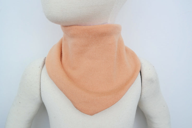 Dreieckstuch Schal für Kinder mitwachsend und wendbar aus Upcycling Wolle in Pfirsich und Rosa