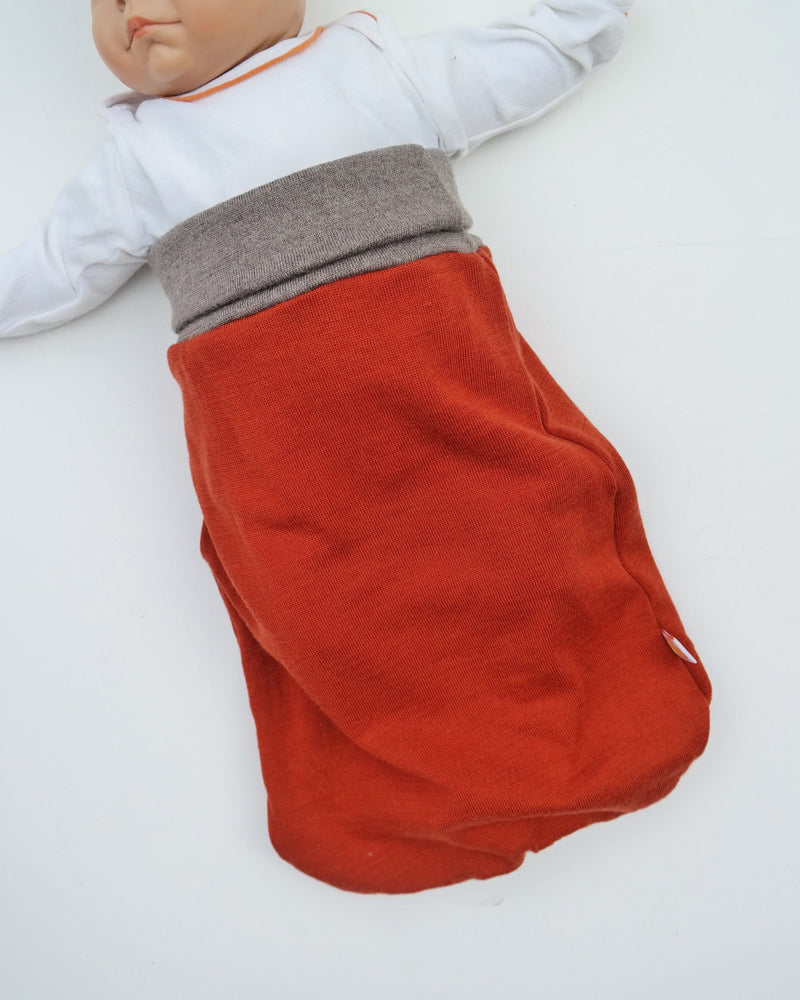 Leichter Sommer-Strampelsack Schlafsack für Babys 0-6 Monate aus Upcycling Wolle in Rostbraun