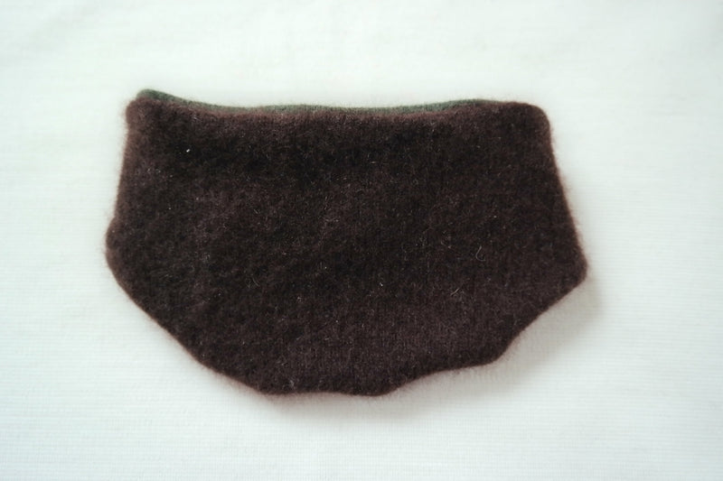 Dreieckstuch Schal mitwachsend wendbar für Babys aus Upcycling Kaschmir in Braun und Dunkelgrün