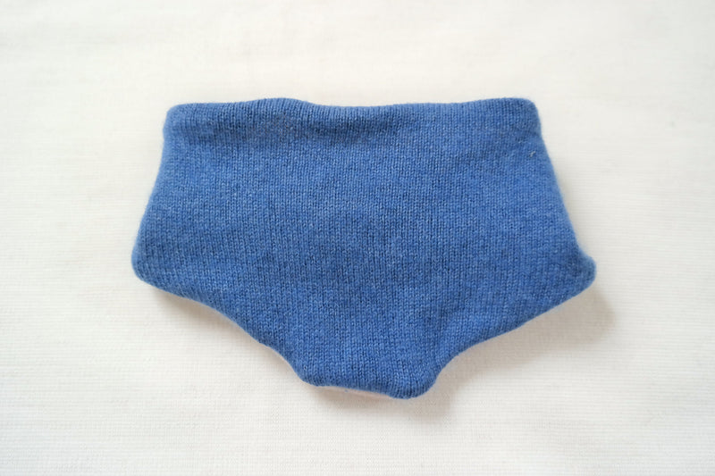 Dreieckstuch Schal mitwachsend wendbar für Babys aus Upcycling Kaschmir und Seide in Blau und Zartrosa