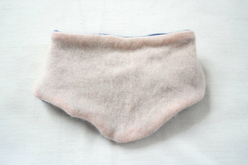 Dreieckstuch Schal mitwachsend wendbar für Babys aus Upcycling Kaschmir und Seide in Blau und Zartrosa