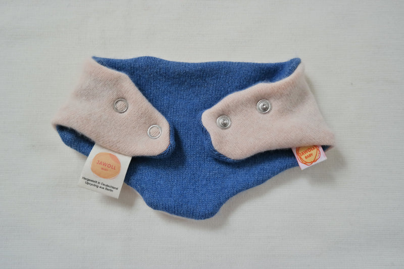 Dreieckstuch Schal mitwachsend wendbar für Babys aus Upcycling Kaschmir und Seide in Blau und Zartrosa