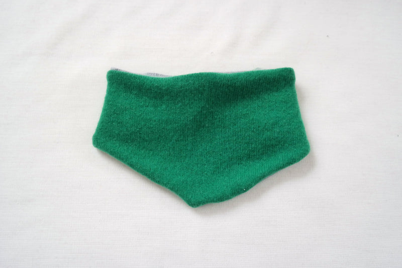 Dreieckstuch Schal mitwachsend wendbar für Babys aus Upcycling Kaschmir und Seide in Grün und Grau