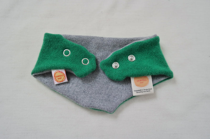 Dreieckstuch Schal mitwachsend wendbar für Babys aus Upcycling Kaschmir und Seide in Grün und Grau
