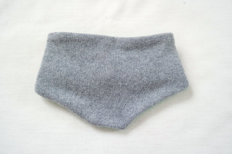 Dreieckstuch Schal mitwachsend wendbar für Babys aus Upcycling Kaschmir und Seide in Grün und Grau