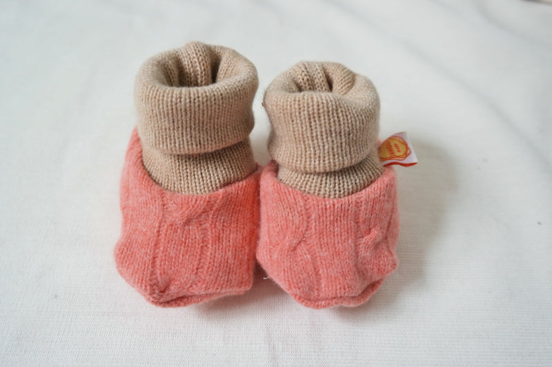 Warme Babyschuhe 0-3 M und 3-6 M aus Upcycling Kaschmir in Rosa und Beige