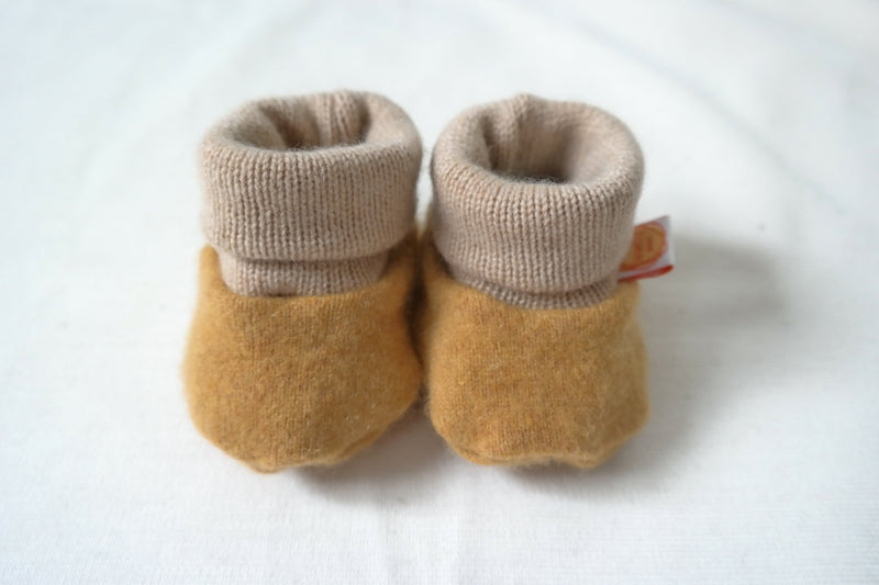 Warme Babyschuhe 0-3 M aus Upcycling Kaschmir in Senfgelb und Beige