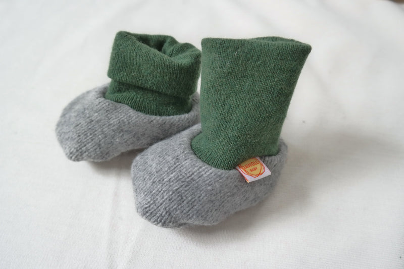 Warme Babyschuhe 3-6 M aus Upcycling Wolle und Kaschmir in Grau und Grün