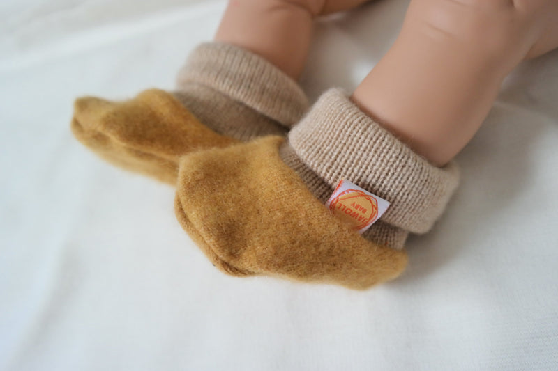 Warme Babyschuhe 0-3 M aus Upcycling Kaschmir in Senfgelb und Beige