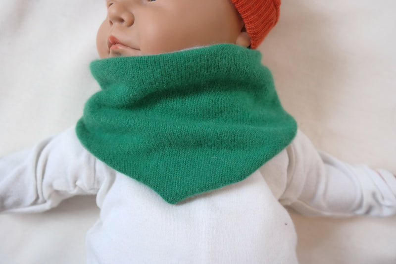 Dreieckstuch Schal mitwachsend wendbar für Babys aus Upcycling Kaschmir und Seide in Grün und Grau