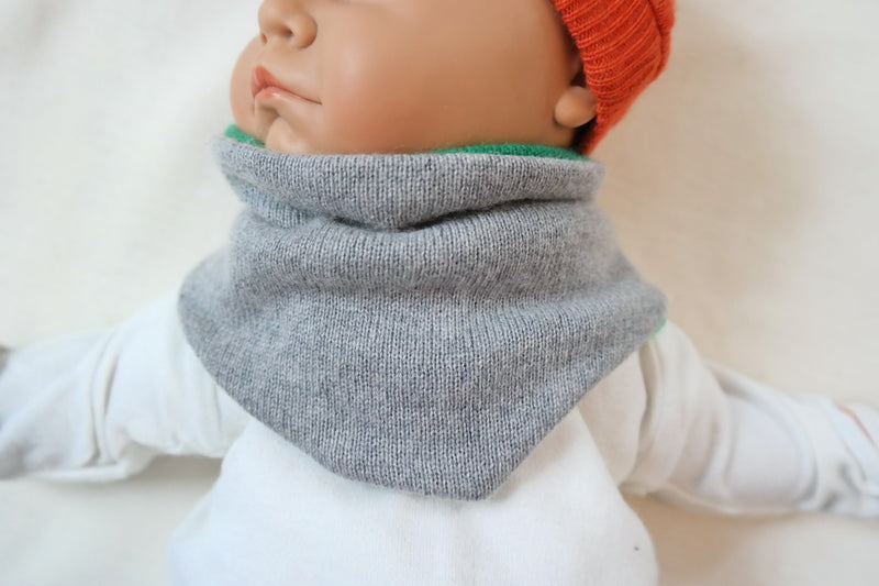 Dreieckstuch Schal mitwachsend wendbar für Babys aus Upcycling Kaschmir und Seide in Grün und Grau