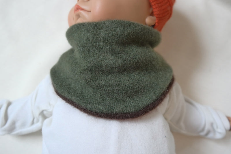 Dreieckstuch Schal mitwachsend wendbar für Babys aus Upcycling Kaschmir in Braun und Dunkelgrün