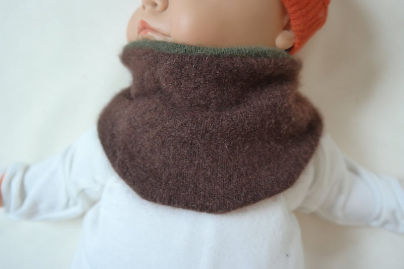 Dreieckstuch Schal mitwachsend wendbar für Babys aus Upcycling Kaschmir in Braun und Dunkelgrün