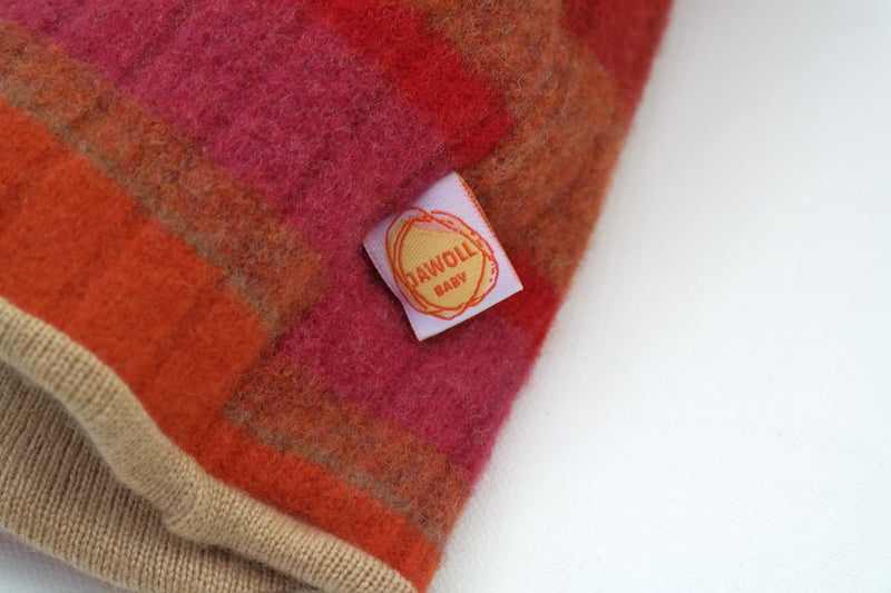 Wende-Weste für Kleinkinder aus Upcycling Wolle – mitwachsend von Größe 80 bis 116 in Rot gestreift und Camel-Beige