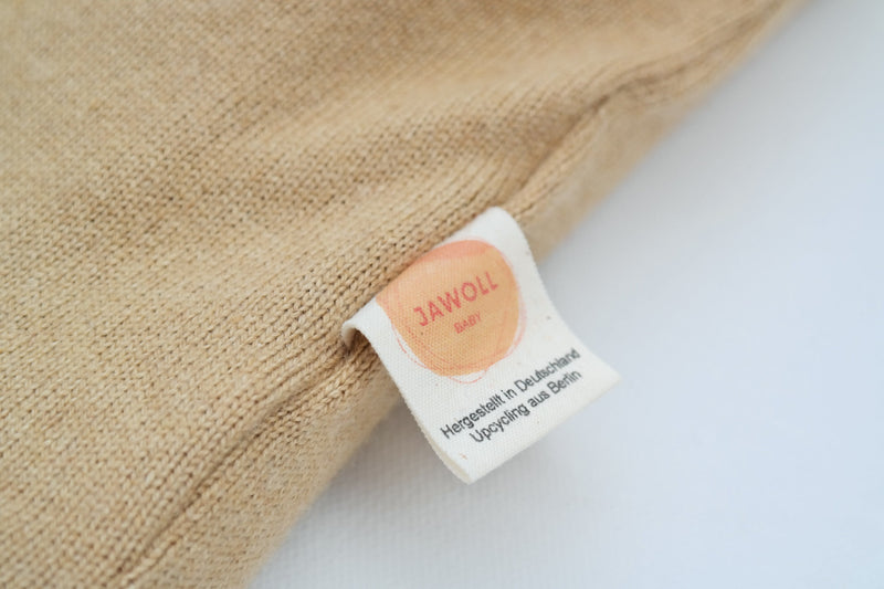 Wende-Weste für Kleinkinder aus Upcycling Wolle – mitwachsend von Größe 80 bis 116 in Rot gestreift und Camel-Beige