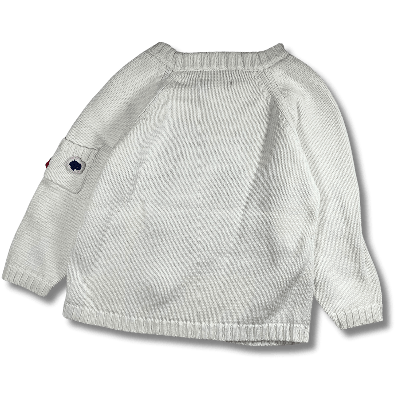 Weißer Strickpullover für Kinder mit Motiv von "spielenden Kindern vor einem Haus" von Gianna Mae, Größe 86.