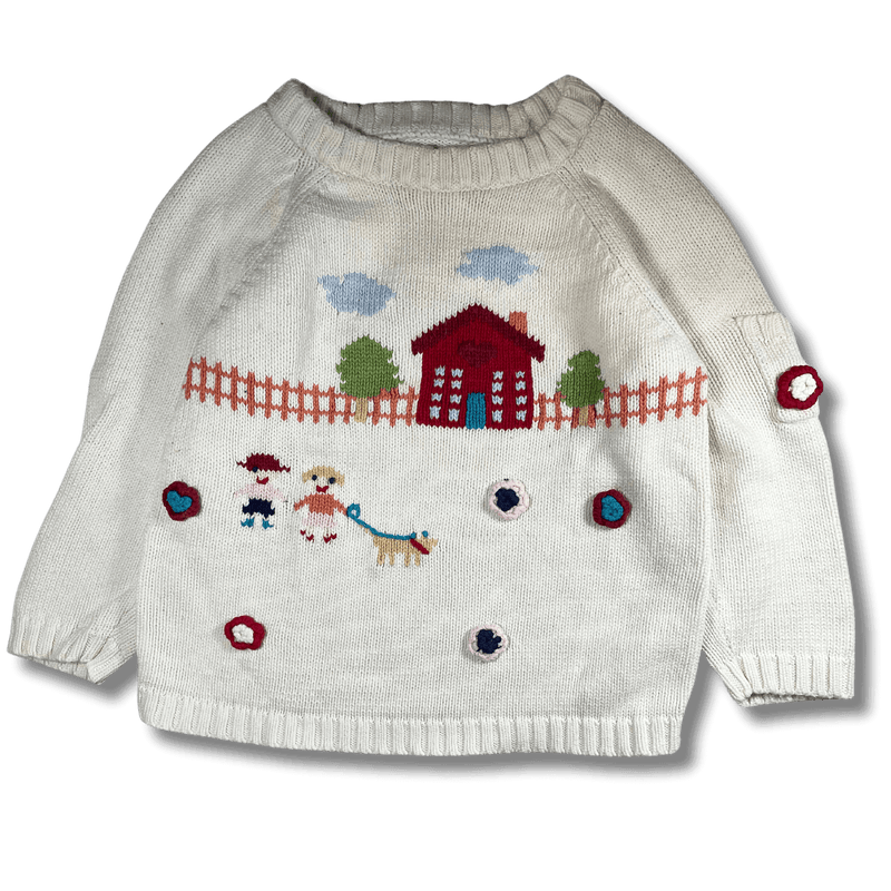 Weißer Strickpullover mit Motiv von spielenden Kindern vor einem roten Haus, gestaltet von Gianna Mae, Größe 86