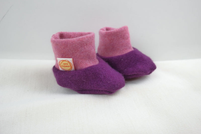 Warm baby shoes 0-3 M made of upcycled cashmere in pink purple