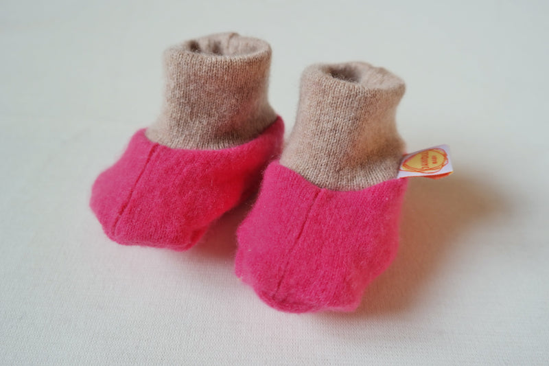 Warme Babyschuhe 3-6M und 6-12M aus Upcycling Kaschmir in Pink und Beige