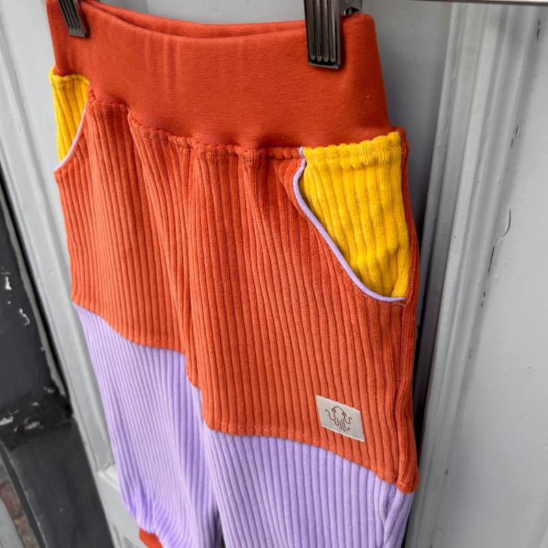 Oktopulli Mitwachshose Lovis | Bio-Cordnicki | Flieder Gelb Rostorange 116-128