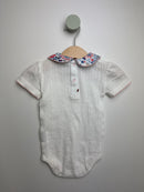 Kurzarm Body mit Kragen • 62 • people wear organic