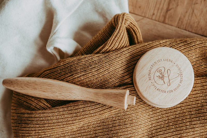 Stopfpilz aus Holz mit Logo mit Gummiband