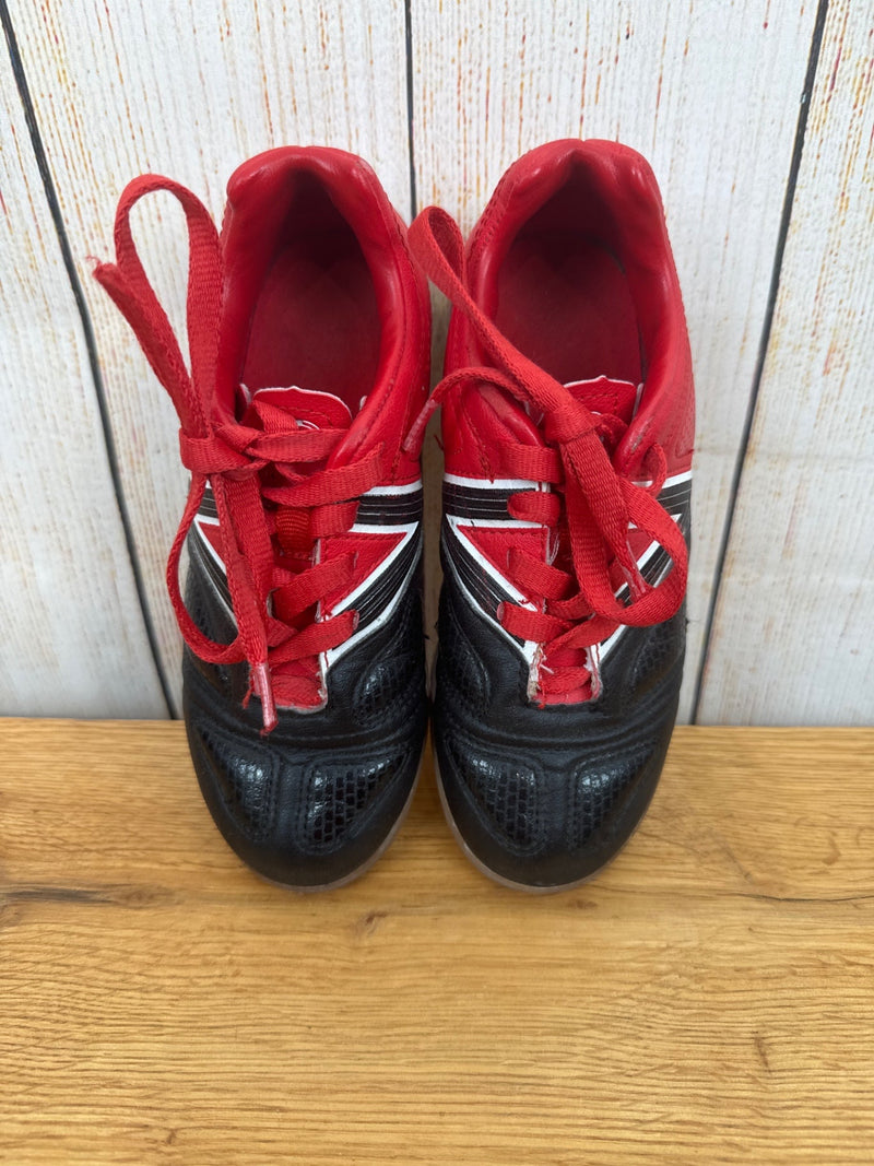 Indoor soccer shoes black/red size 30