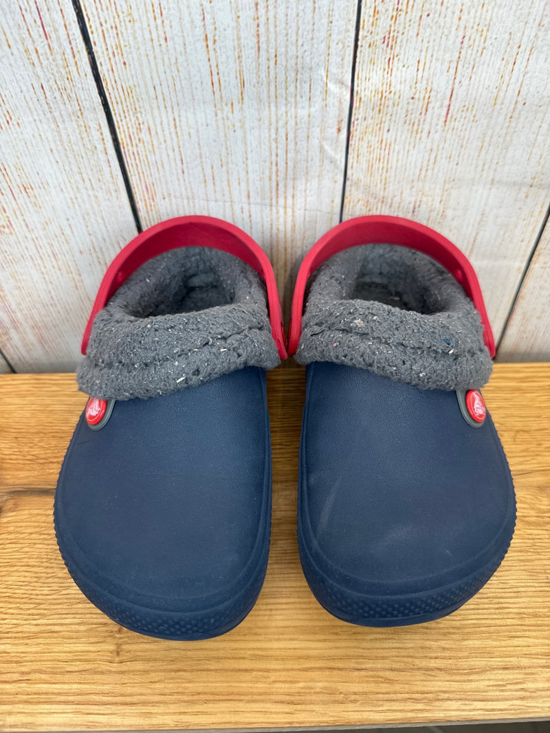 Crocs lined slippers grey/red size 30