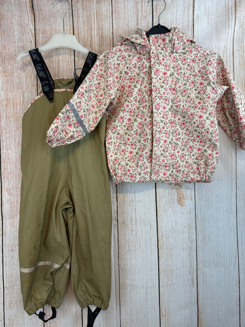 Celavi Regenjacke Beige m. Blüten + khaki Latzhose Gr. 80/86