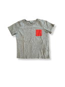 T-Shirt Grau mit roter Tasche Gr.122 | COS