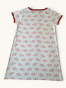 Nachthemd Kurzarm – Cremeweißes Schlafkleid aus Bio-Baumwolle mit Allover-Clownfisch-Print Gr.110/116 | loud + proud