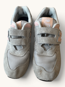 574 Kinder Sneaker – Grau/Rosa mit doppeltem Klettverschluss Gr.33 | New Balance