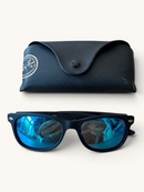 Kinder/Jugend Sonnenbrille – Schwarzes Wayfarer-Modell mit blau verspiegelten Gläsern | Ray-Ban