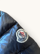 Luxus Daunenjacke Dunkelblau mit Logo-Patch & Trikolore-ZippernGr.104 | Moncler