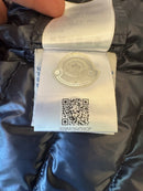 Luxus Daunenjacke Dunkelblau mit Logo-Patch & Trikolore-ZippernGr.104 | Moncler