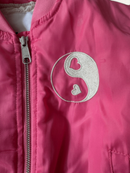 Knallige Bomberjacke mit Ying-Yang-Motiv Pink Gr.110 | Molo