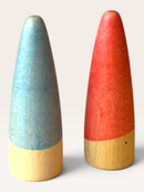 Holz-Spielfiguren Set – 2-teilige Holzkegel / Tannenbäume (Blau & Rot) | Grapat