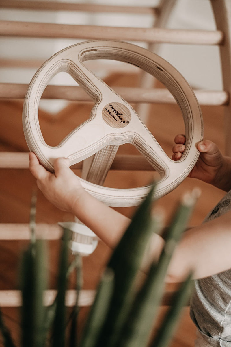 Spielspaß mit Lenkrad an Kletterbogen