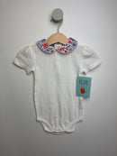 Kurzarm Body mit Kragen • 62 • people wear organic