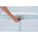 Chicco Next2Me Dream Beistellbett Babybett mit Matratze, Schaukelfunktion, Faltbare Seite, Höhenverstellbar, Netzfenster, 4 Rollen und Transporttasche