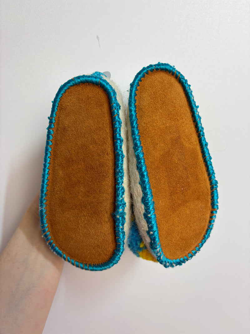 Griechische Hausschuhe mit Bommel • Schuh 24 •