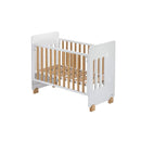 Interbaby Babybett 120x60 Holz Seitenteil Abnehmbar, 8 Höhen (Weiß) | Gitterbett Massivholz nachhaltig, nach EU-Norm geprüft, abnehmbares Seitenteil, Räder mit Bremse oder feste Füße 120x60