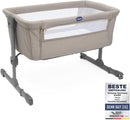 Chicco Next2Me Essential Neugeborenen Beistellbett, Nachhaltig, Kompatibel mit verschiedenen Betten, Höhenverstellbar, Neigbar, Gute Luftzirkulation, Matratze und Tasche enthalten, 0-6 Monate