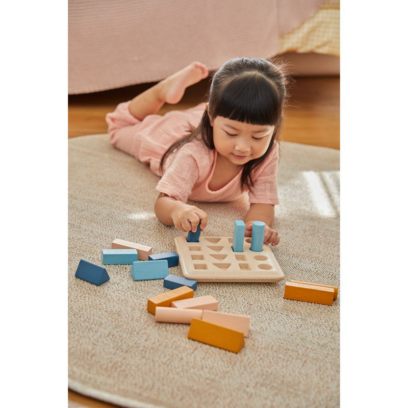 Kid playing PlanToys Geometric Peg Board - Orchard