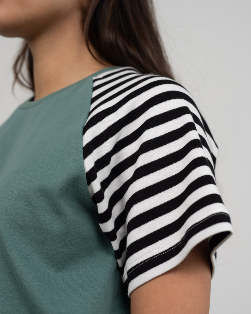 Nahaufnahme des fairen T-Shirts mit Raglan Ärmeln von Oktopulli