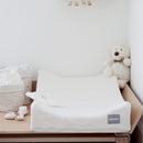 BÉABA, Wickelunterlage Sofalange, Geneigte Wickelauflage, Verringert Reflux, Langlebigkeit und Qualität, Oeko-Tex-zertifizierter Stoff, Made in France, Patentiertes Konzept, Weiß