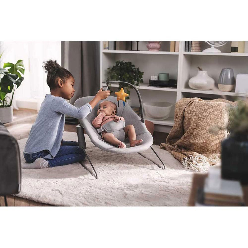 Kinderkraft Leichte Babywippe CALMEE, Babyliege mit Spielbügel