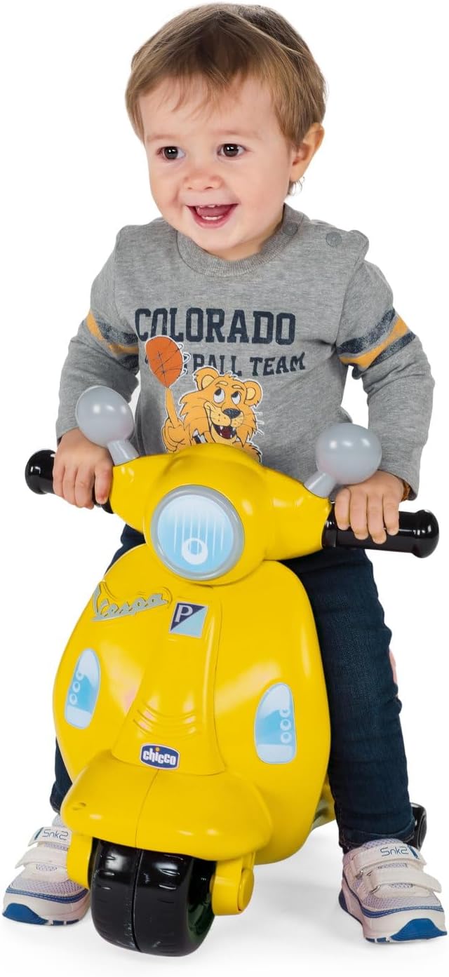 Chicco Motorrad Rutscher für Kinder Vespa Primavera, Kinderfahrzeug mit Elektronischem Bedienfeld, Lichtern und Geräuschen, Abnehmbare Stützräder, Max 25 kg, Kinderspielzeug von 1-3 Jahren, Gelb